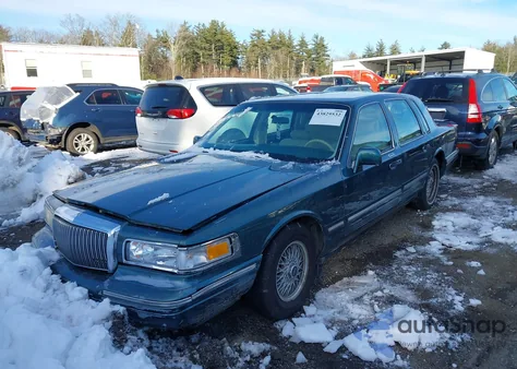 1995 Lincoln Town Car Signature/Spinnaker z USA, uszkodzony, nr VIN 1LNLM82WXSY688851